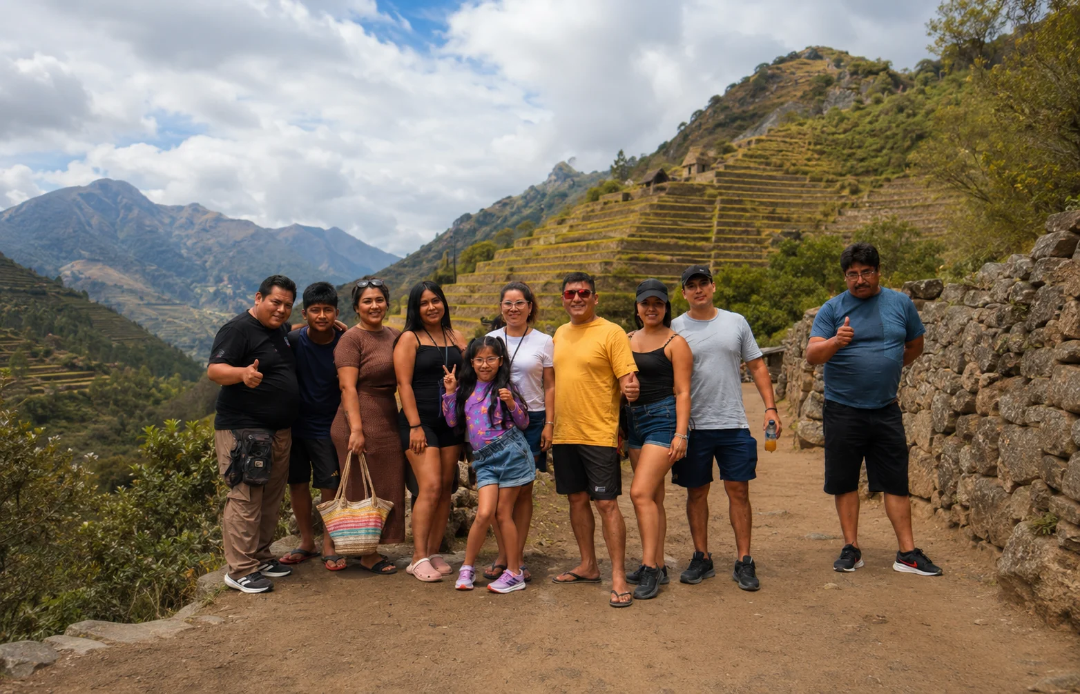 Viajeros felices disfrutando un tour organizado